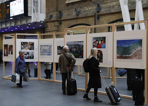 在英国伦敦国王十字火车站，人们驻足观看“变革与梦想——中国改革开放40年”图片展.jpg