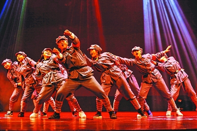 全国街舞联盟骨干用街舞形式演绎红色经典。覃仁盛摄.png