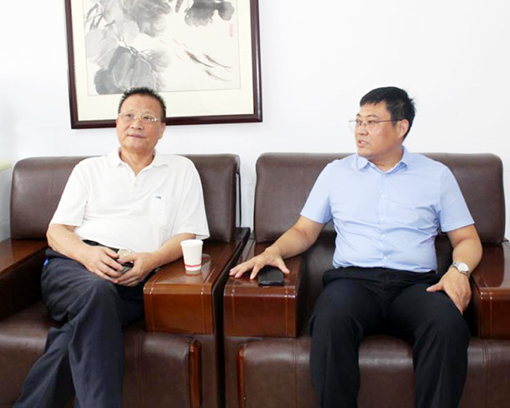 张占云秘书长（右一）与崔根峰将军（左一）亲切交谈.jpg