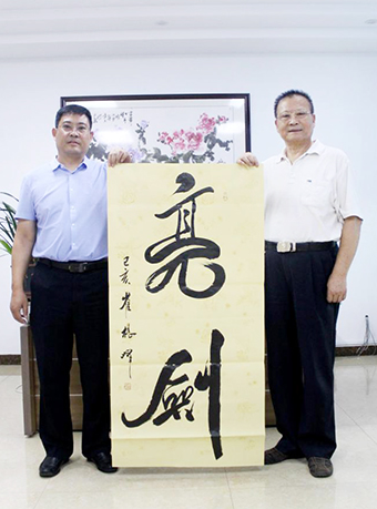 张占云秘书长（左一）与崔根峰将军（右一）合影.jpg