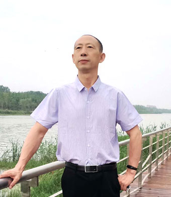 饶龙起照片.jpg
