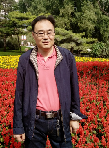  井惠君，吉林省长春市人，1962年出生，1984年毕业于哈尔滨机电专科学校。中国书画函授大学结业。现为中国硬笔书法协会会员，吉林省硬笔书法家协会会员，全国名人书画艺术界联合会委员，中国国际艺术家协会会员。作品入选“新媒体2015年11月第07期”、“盛世华章”、“中国国学大师艺术档案”、“新媒体特刊《走向世界的中国艺术大家》”等书。2017年受邀参加《书画梦名家名作献礼全国两会》，并荣获书画梦献礼全国两会荣誉证书。荣获中国民族建筑研究会书画艺术专业委员会委员证书。