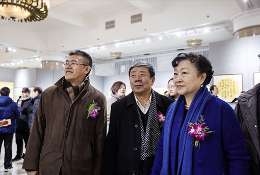 原文化部副书记赵少华（右1）、国家文物局党组成员张柏（右2）、中国民族建筑研究会副秘书长杨东生（左1）一同参观展览.jpg