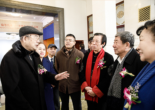 与会领导嘉宾亲切交谈.jpg