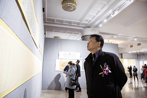 与会嘉宾参观展览.jpg