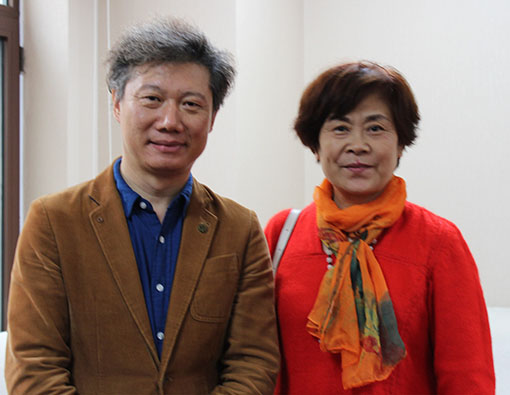 蔡春芳《美术》杂志执行主编尚辉合影.JPG