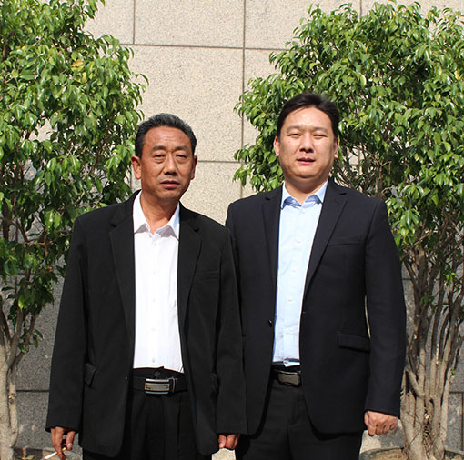 李俊水和中国民族建筑研究会书画艺术专业委员会秘书长苏庆河合影.JPG