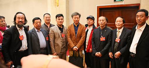 钦章舜和《美术》杂志执行主编尚辉及部分艺术家合影.JPG