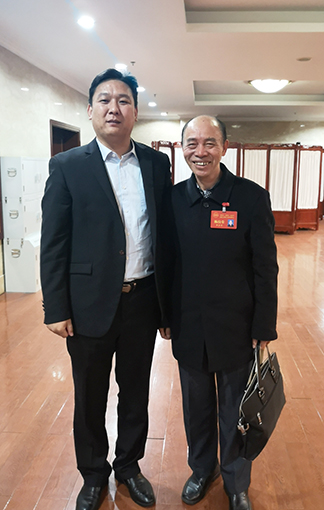 陈佼荣老师与中国民族建筑研究会书画艺术专业委员会苏庆河秘书长合影.jpg