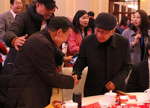 靳尚谊（右）、李雪健深深一握.jpg