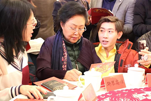 斯琴高娃为粉丝签名.jpg