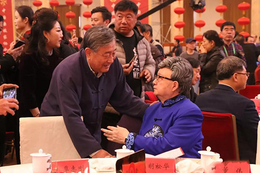 胡松华（右）、陈晓光交流.jpg