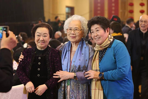 郭兰英（左）、郭淑珍（中）等在一起.jpg