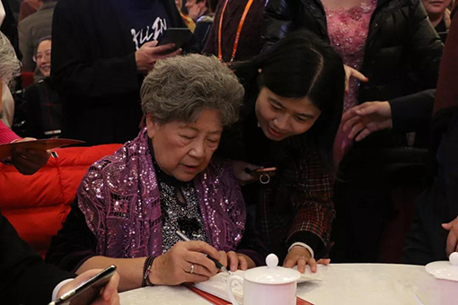陶玉玲为粉丝签名.jpg