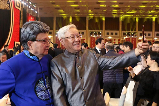 胡松华（左）、谢飞来个自拍.jpg