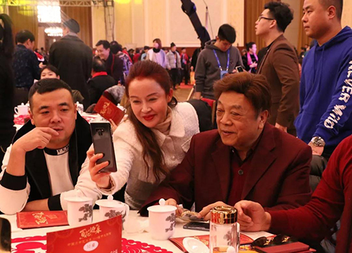 赵忠祥与观众.jpg