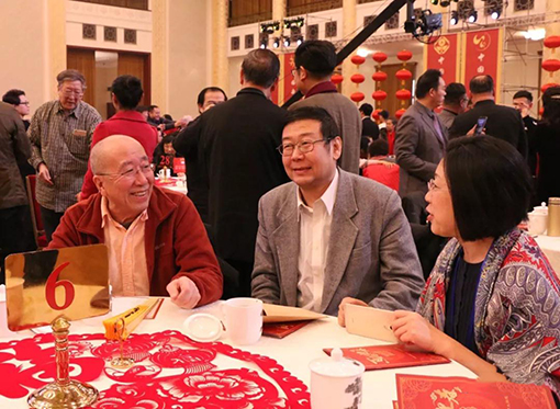 雷恪生（左）、任鸣（中）等在交流.jpg