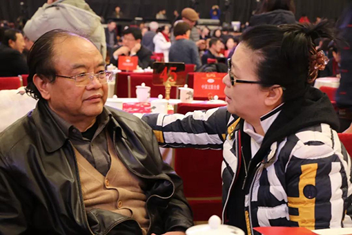 仲呈祥（左）和陈力交谈.jpg