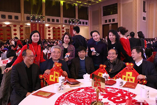 评论家们给大家拜年啦.jpg