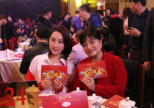 马苏（左）和王丽萍给大家拜年啦.jpg