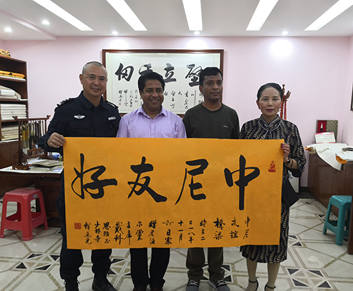 商老师挥毫泼墨创作《中尼友好》赠送于外国友人.jpg