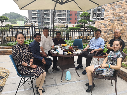 各位领导在商老师家合影留念.jpg