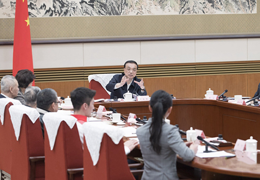 李克强主持召开教科文卫体界人士和基层群众代表座谈会.jpg