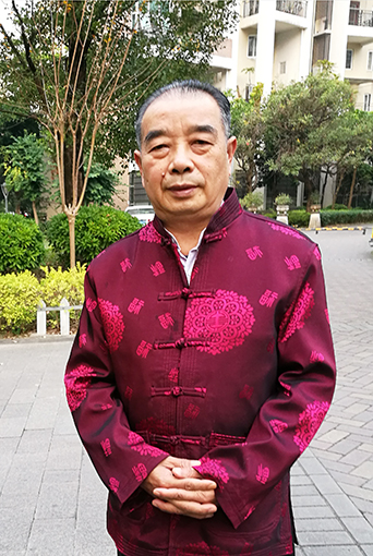 个人照片《剪切一下 截到上衣边缘部 不要裤子》.jpg