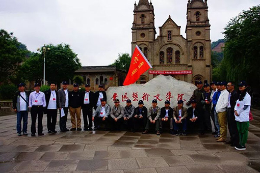 1552007979852115.jpg 2015年5月21日,“到人民中去”中国文联、中国美协文艺志愿服务采风启动仪式在延安鲁艺旧址举行.jpg