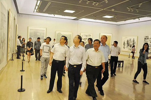 1552008097115118.jpg 2017年6月23日,“庆祝香港回归祖国20周年——全国中国画作品展”在中国美术馆隆重开幕.jpg