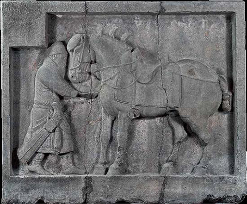 1552873869226992.jpg (图六-一)飒露紫 陕西咸阳昭陵出土 唐代,公元649 年 石灰岩 长207 厘米,宽43.2 厘米,高172.7 厘米 美国宾夕法尼亚大学考古与人类学博物馆藏.jpg