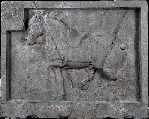 1552873886793893.jpg (图六-二)拳毛 陕西咸阳昭陵出土 唐代,公元649 年 石灰岩 长207 厘米,宽44.4 厘米,高166.4 厘米 美国宾夕法尼亚大学考古与人类学博物馆藏.jpg