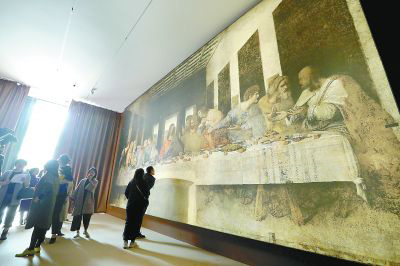 1555550032978973.jpg 参观者在《最后的晚餐》复制品前观赏。本报记者 饶强摄.jpg
