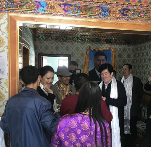 4月17日至18日，中国文联党组书记、副主席李屹带领定点帮扶工作组赴甘肃省陇南市武都区调研。这是李屹一行在坪垭乡调研易地搬迁安置区及相关配套工程。赵光 摄.jpg