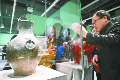 1555989767508119.jpg 龙纹青铜壶.jpg