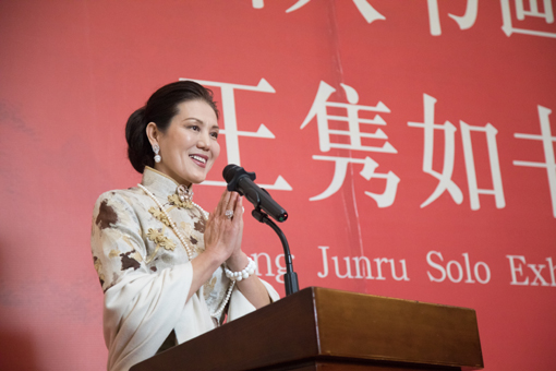 1556587103847769.jpg 中国国际艺术家投资促进会秘书长,“宋美龄”特型演员秦盛荷女士致辞.jpg