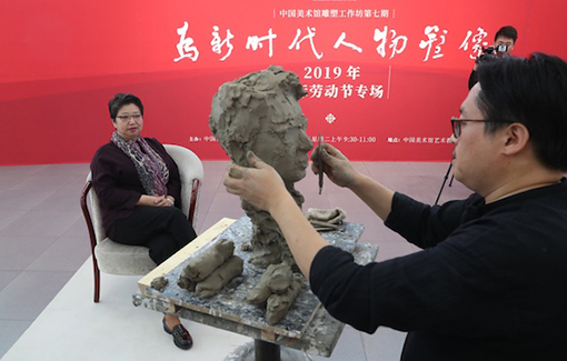 雕塑家刘松为骆芃芃女士塑像.jpg