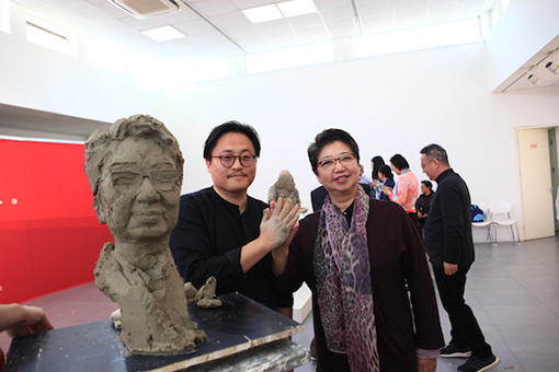 雕塑家、模特与作品合影.jpg