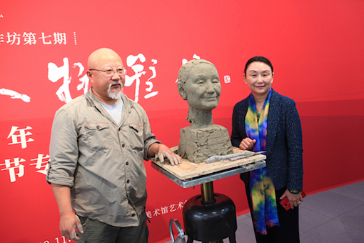 雕塑家、模特与作品合影2.jpg