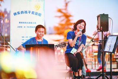 成都规范街头艺人表演，让更多原创艺人有展示的舞台。图为“快乐的孩子爱歌唱”乐队主唱在街头演唱。新华社发.png