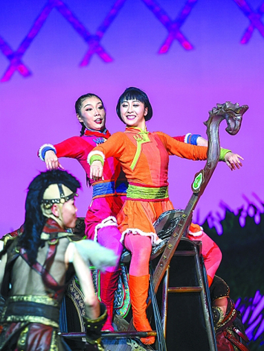 内蒙古呼和浩特市，演员在表演舞剧《草原英雄小姐妹》.jpg