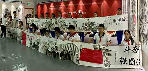 学生展示水墨长卷.jpg
