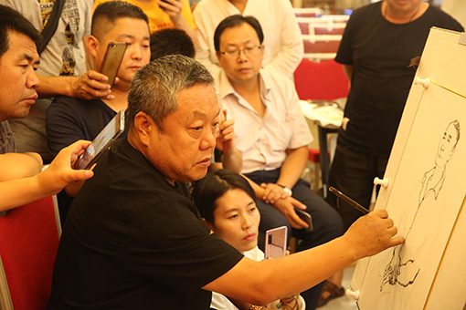鲍凤林教授示范.jpg