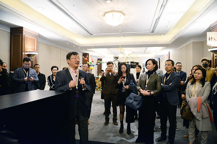 策展人顾振清导览许晨阳×费俊作品《情绪几何》.jpg