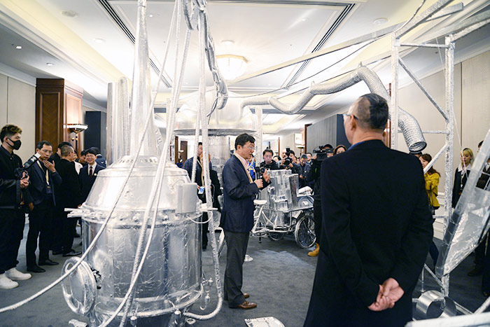 策展人顾振清导览薛其坤 (2016未来科学大奖-物质科学奖获奖人)×王度 (当代艺术家）作品《X. phy V→ x.o ħw=e E v=0 UN W. 实验室 ».jpg