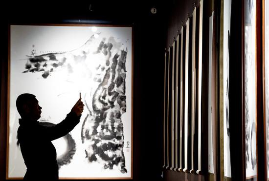 嘉宾观看“雪山圆相”禅画作品