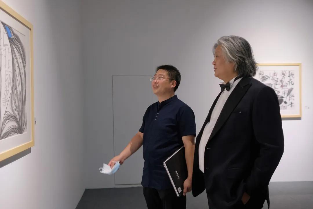 策展人葛玉君（左）与艺术家孟昌明（右）