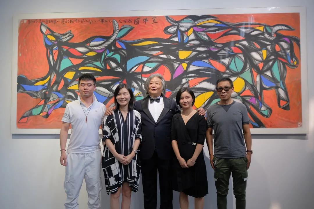  展览现场嘉宾合影