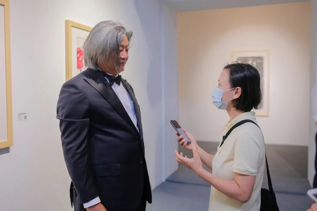  艺术家孟昌明接受媒体采访
