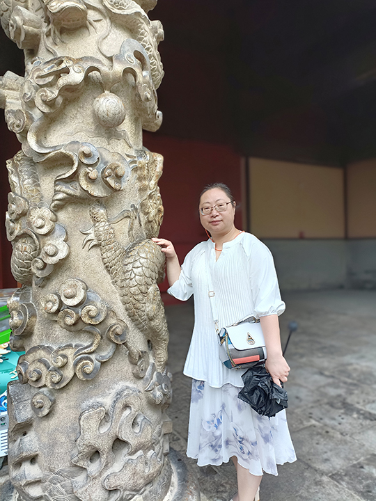 施燕个人照片2.jpg